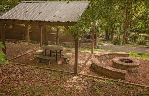 Lookout Valley Neighborhood Association House | Gabriele Cabin Rustic Retreat Near Downtown