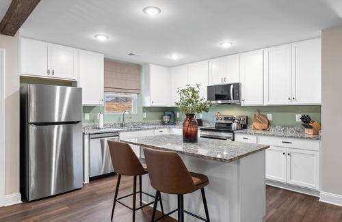 Fountain Inn House | Game On! Epic Gameroom, King, fireplace, firepit, parking, 300Mbps, 5 Smart TVs