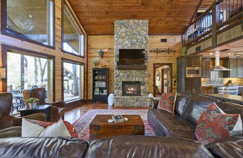 Hochatown Cabin | Game On! Pool Table, Play Set, & Horseshoes