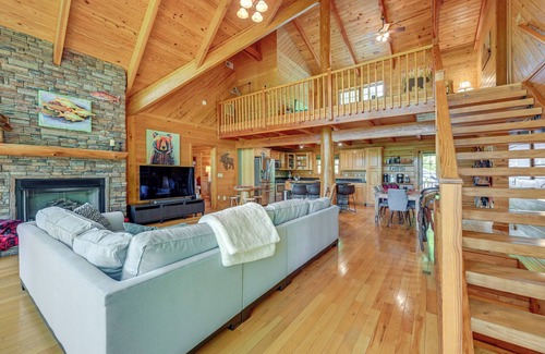 Franklin Cabin | Game Room, Hot Tub & Decks: Scenic Franklin Cabin