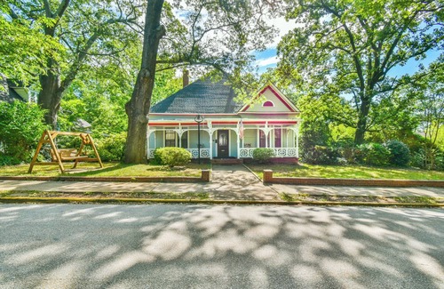 Athens House | Gameday House Steps from Stadium Sleeps 12+ Kentucky & Ole Miss Game