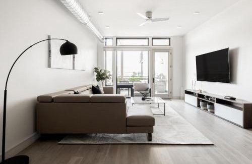 Jefferson Park House | Gameday Oasis - Private Balcony - Jefferson Park - Tesoro