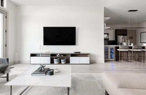 Jefferson Park House | Gameday Oasis - Private Balcony - Jefferson Park - Tesoro