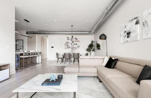 Jefferson Park House | Gameday Oasis - Private Balcony - Jefferson Park - Tesoro