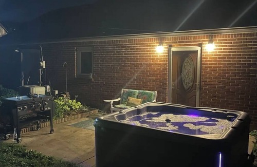 Zanesville House | Garden Spa Home with King Size Bed & Hot Tub