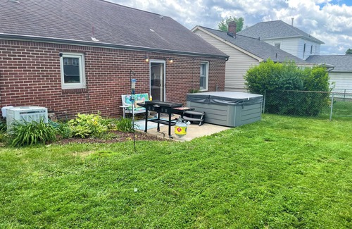 Zanesville House | Garden Spa Home with King Size Bed & Hot Tub