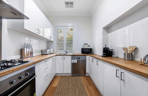 Orange Cottage | Gardiner Cottage - Stylish & Elegant, Walk to CBD