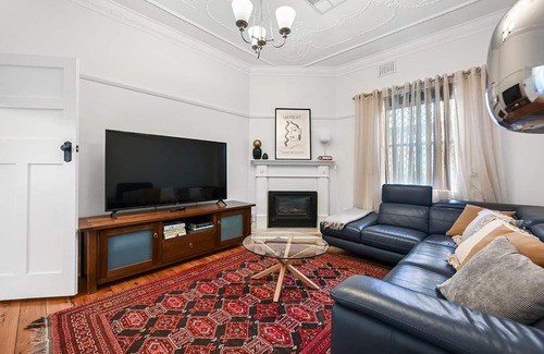 Orange Cottage | Gardiner Cottage - Stylish & Elegant, Walk to CBD