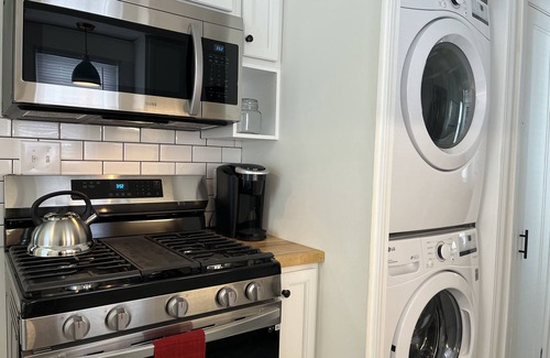 Kamm's Corners House | Garrett’s Loft - Minutes from Airport | Family Friendly!
