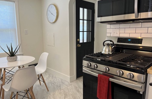 Kamm's Corners House | Garrett’s Loft - Minutes from Airport | Family Friendly!