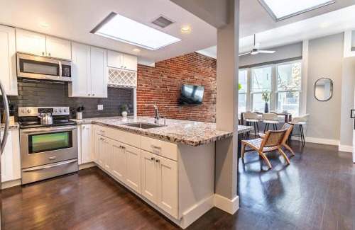 Gaslamp Quarter Apartment | Gaslamp 2BR Upscale Queen Beds with Smart TV