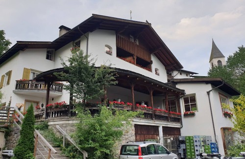 Santa Valburga Apartment | Gasthof Kirchsteiger 'Zimmer 9' with Lake View, Shared Terrace and Wi-Fi