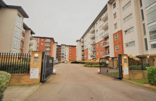 Hatfield Apartment | Gated Community. Uncroft Parking.nwalking Distance to Hatfield Galleria