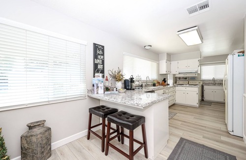 Merced House | Gateway to Yosemite, Mins to UC Merced, Beautiful 3 Bedroom, 2 Bath home.