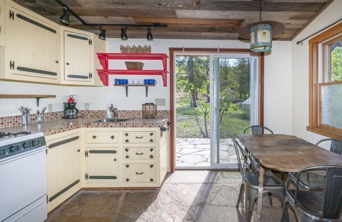 Hopland House | Gather, Connect, Play : Private Nature Retreat