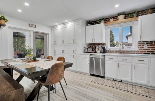 Saskatoon House | Gather in Saskatoon - Hot Tub 85" TV, Deck, Bbq, Trampoline, Games Room, 5Bdrm