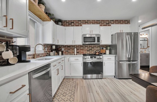 Saskatoon House | Gather in Saskatoon - Hot Tub 85" TV, Deck, Bbq, Trampoline, Games Room, 5Bdrm