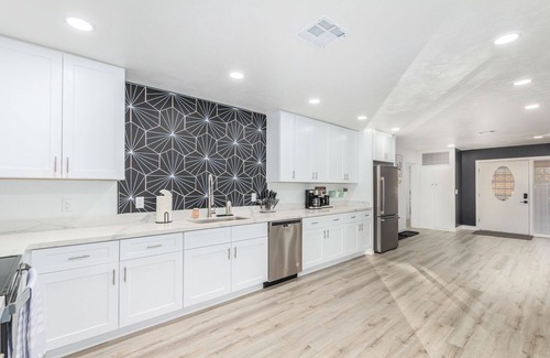 Alhambra House | GCU.heatedPool^PuttPutt^Foosball^PingPong^CornHole#DEALSDEALS