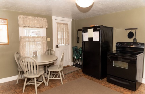 Chardon House | Geauga Maple Cottage