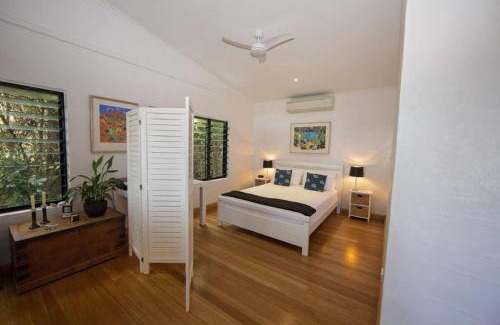 Mission Beach House | Gecko's Cottage - Absolute Beachfront