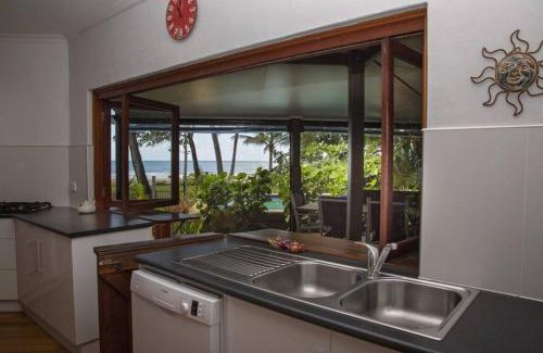 Mission Beach House | Gecko's Cottage - Absolute Beachfront