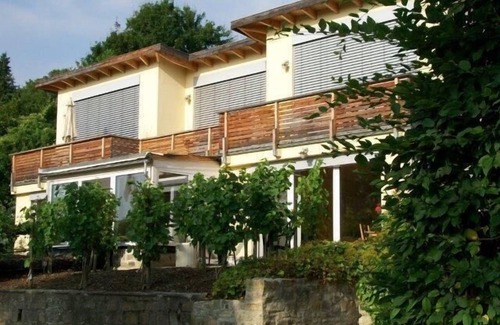 Bergrheinfeld Apartment | Gemütliche Ferienwohung (49qm) mit Balkon und Ausblick über Mainufer