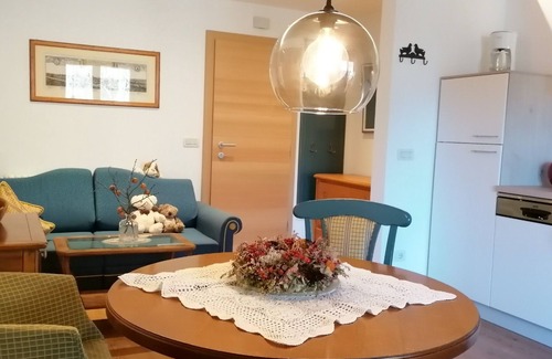 Vezzano Apartment | Gemütliche Ferienwohnung mit Grossem Sonnenbalkon und Geheiztem Schwimmbad,