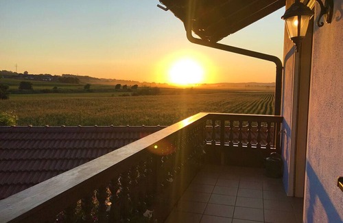 Hartkirchen Apartment | Gemütliche Ferienwohnung mit Balkon und geräumigen Bad mit Dusche und Fenster