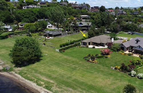 Kawaha Point House | Gemini Shores - Rotorua Holiday Home