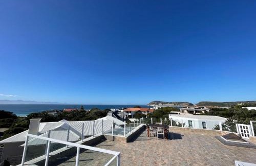 Robberg Beach Villa | Gemini Villa - Solar Powered Pool & Near Beach