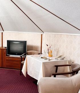 Ternopil Hotel | Geneva Hotel 800 метрів від McDonald's, тримісні та чотиримісні номери, діти до 16р безкоштовно