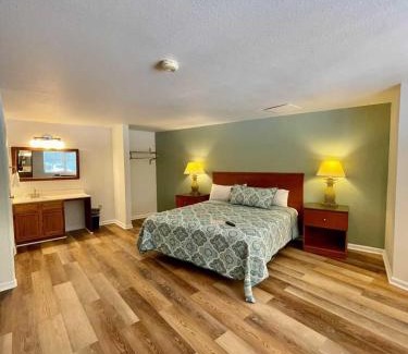Lake Lure Hotel | Geneva Hotel & Tiki Bar