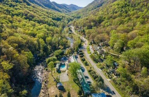 Lake Lure Hotel | Geneva Hotel & Tiki Bar
