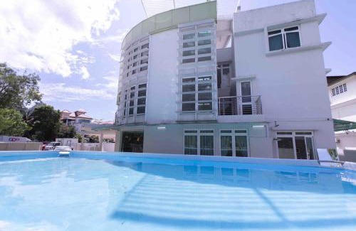 Downtown George Town Villa | GeorgeTown Codrington 6BR KTV BBQ Pool Bungalow 28Pax