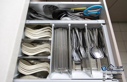 Downtown George Town Villa | GeorgeTown Codrington 6BR KTV BBQ Pool Bungalow 28Pax