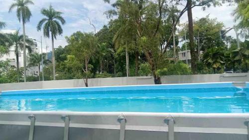 Downtown George Town Villa | GeorgeTown Codrington 6BR KTV BBQ Pool Bungalow 28Pax