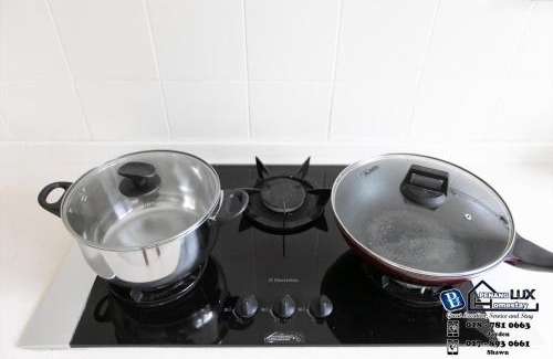 Downtown George Town Villa | GeorgeTown Codrington 6BR KTV BBQ Pool Bungalow 28Pax