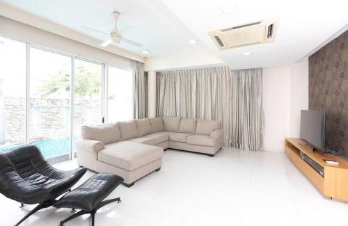 Downtown George Town House | GeorgeTown PrivatePool Snooker 25Pax BBQ