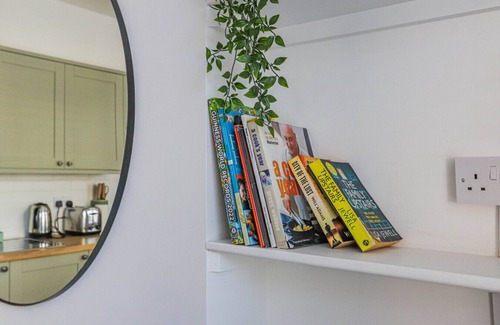 Barry Apartment | Georgia Suite | Stylish 1BR Sleeps 4 Wifi