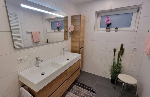 Wegscheid Apartment | Geräumige und ebenerdige Ferienwohnung (70qm) mit Pool und Terrasse