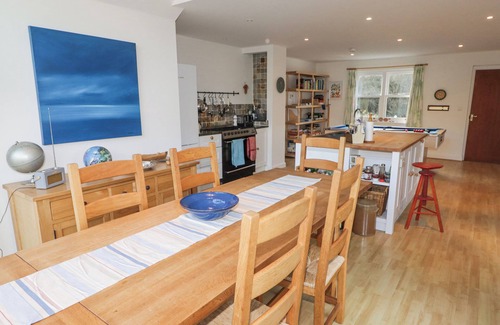 Dinas Cross Cottage | GER Y TRAETH, pet friendly, country holiday cottage in Dinas Cross