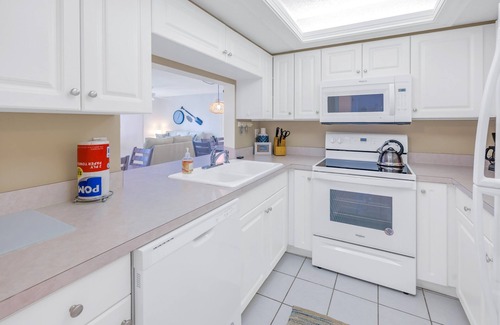 Siesta Key Condo | Gertrude's Siesta | Bayside Unit, Balcony, Private-Beach, Heated Pools, Pickle, Hot-tub, Tennis