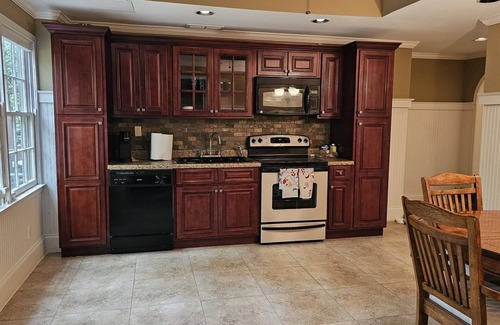 Johns Creek Apartment | Get cozy in this 2-bedroom garden apartment in peaceful Alpharetta.