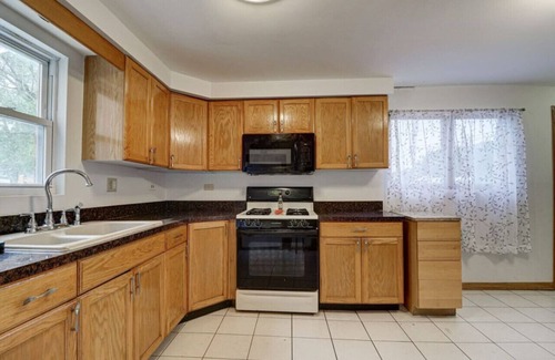 Des Plaines House | Getaway Near ORD With Great Local Amenities