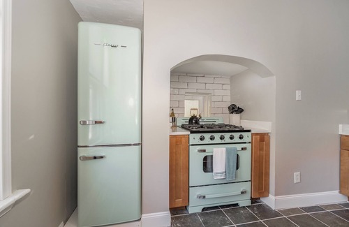 Gettysburg House | Gettysburg Home sleeps 10 with parking and Game Room. Just off the square.