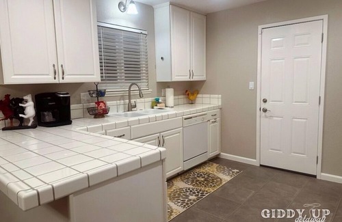 Oakdale House | Giddy Up Getaway