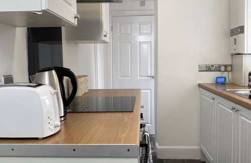 Gillingham House | Gillingham cosy 3 bedroom with free WiFi & parking