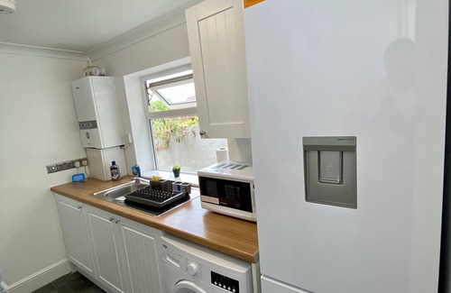 Gillingham House | Gillingham cosy 3 bedroom with free WiFi & parking