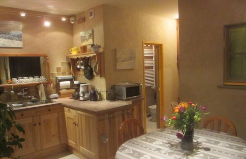 Habere-Poche Ski Chalet | Gîte on the ground floor of a real wooden chalet, a former painter's studio.