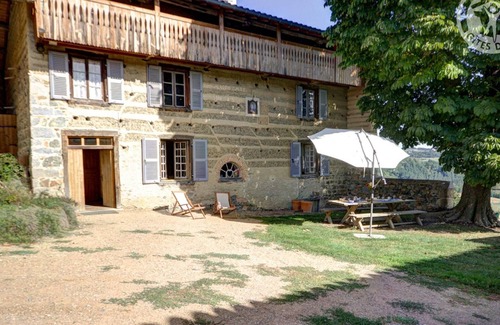 Saint-Martin-la-Sauvete Cottage | Gite Saint-Martin-la-Sauveté, 5 bedrooms, 10 persons